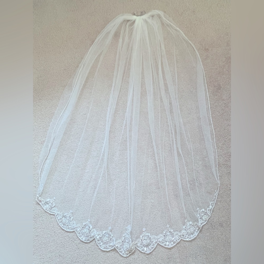 Elegant veil bought brand new never used at a bridal shop